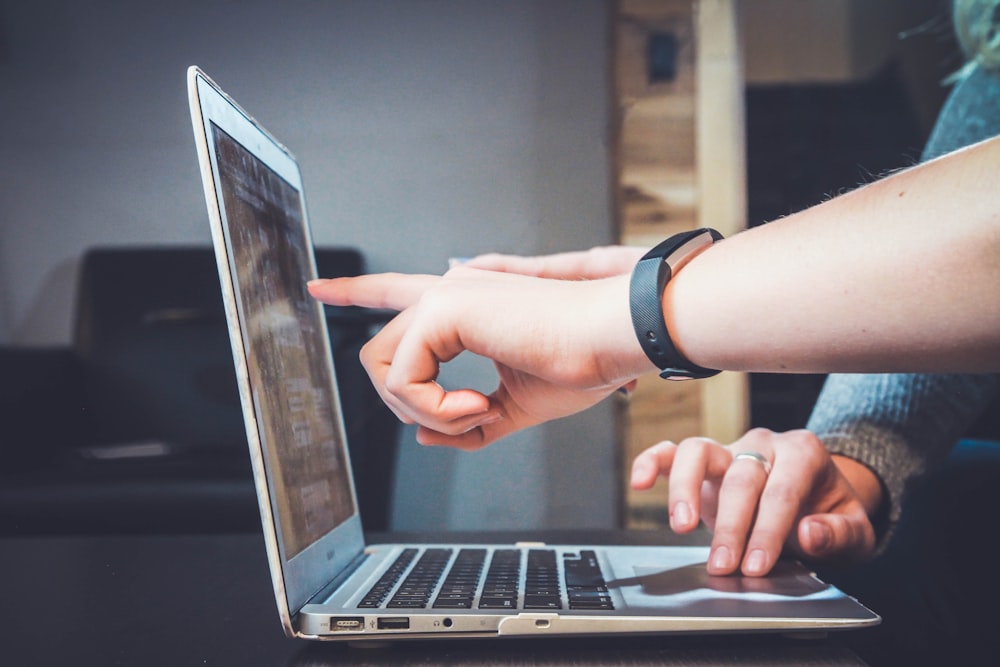 Student starting free forex intro course on laptop